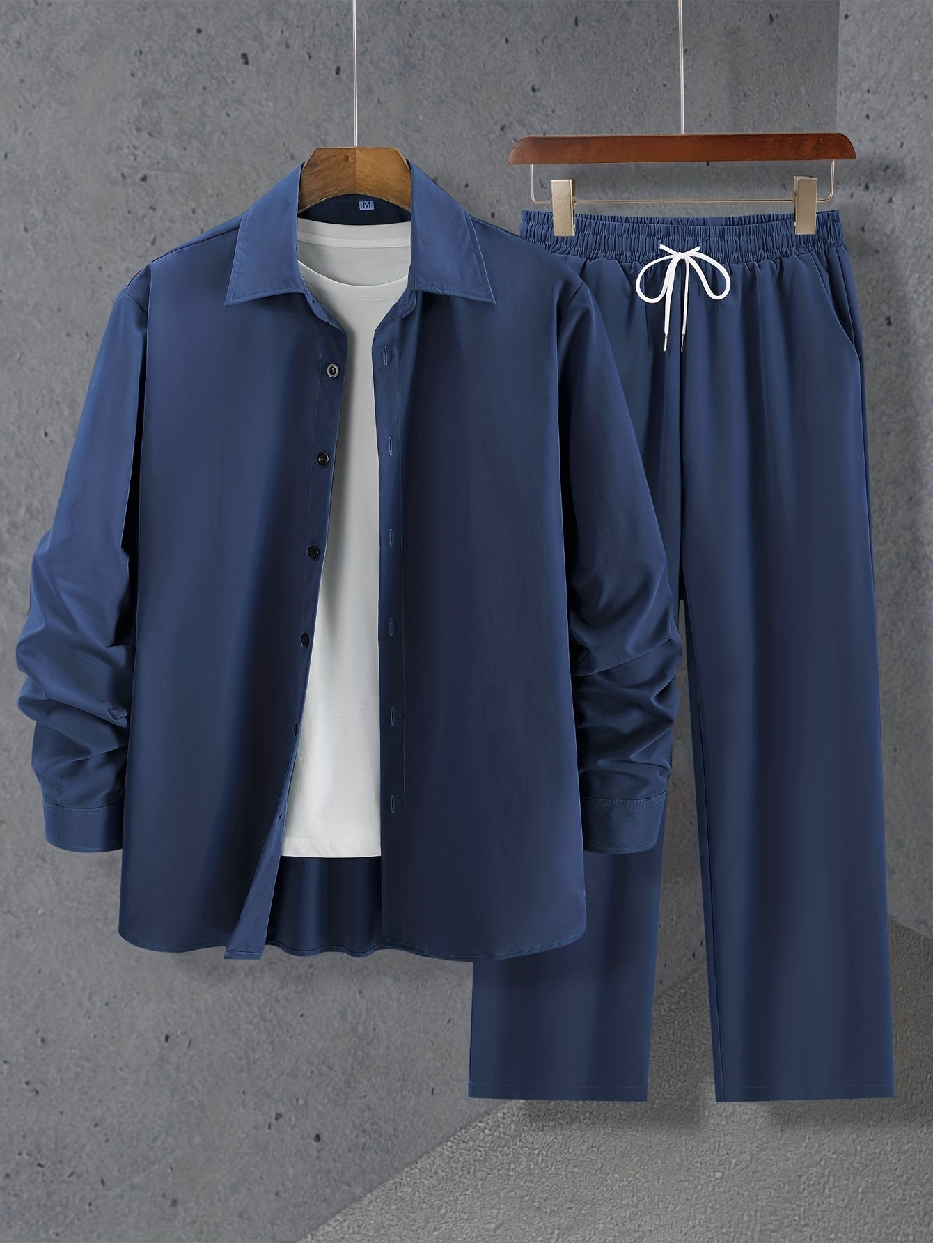 Set semplice composto da una camicia a maniche lunghe e pantaloni con coulisse per l'estate