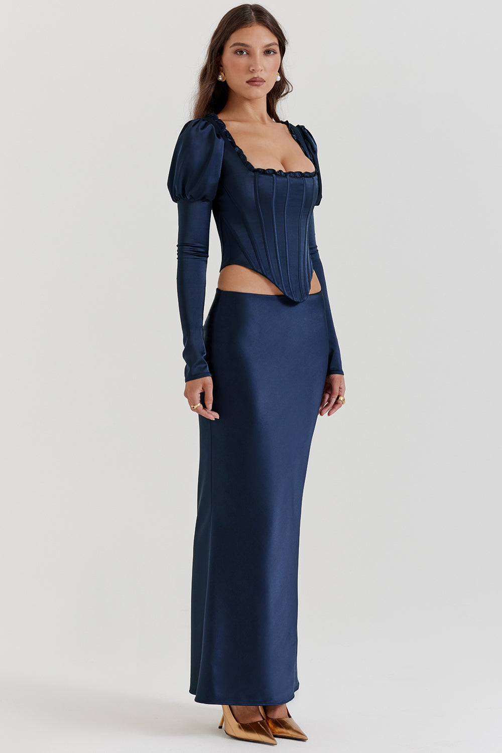 Corsetto blu navy con maniche a sbuffo e maxi gonna in raso con taglio in sbieco