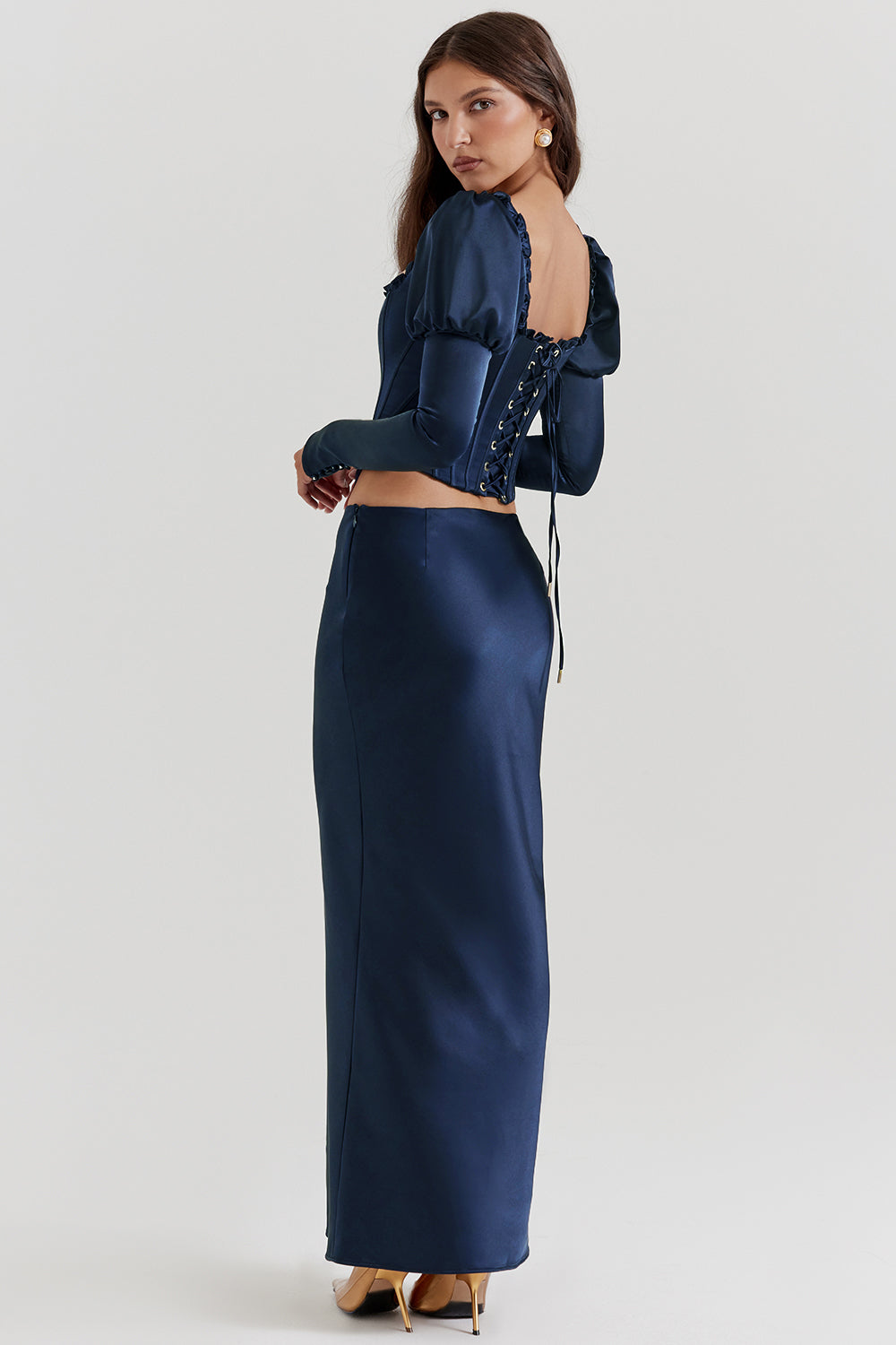 Corsetto blu navy con maniche a sbuffo e maxi gonna in raso con taglio in sbieco