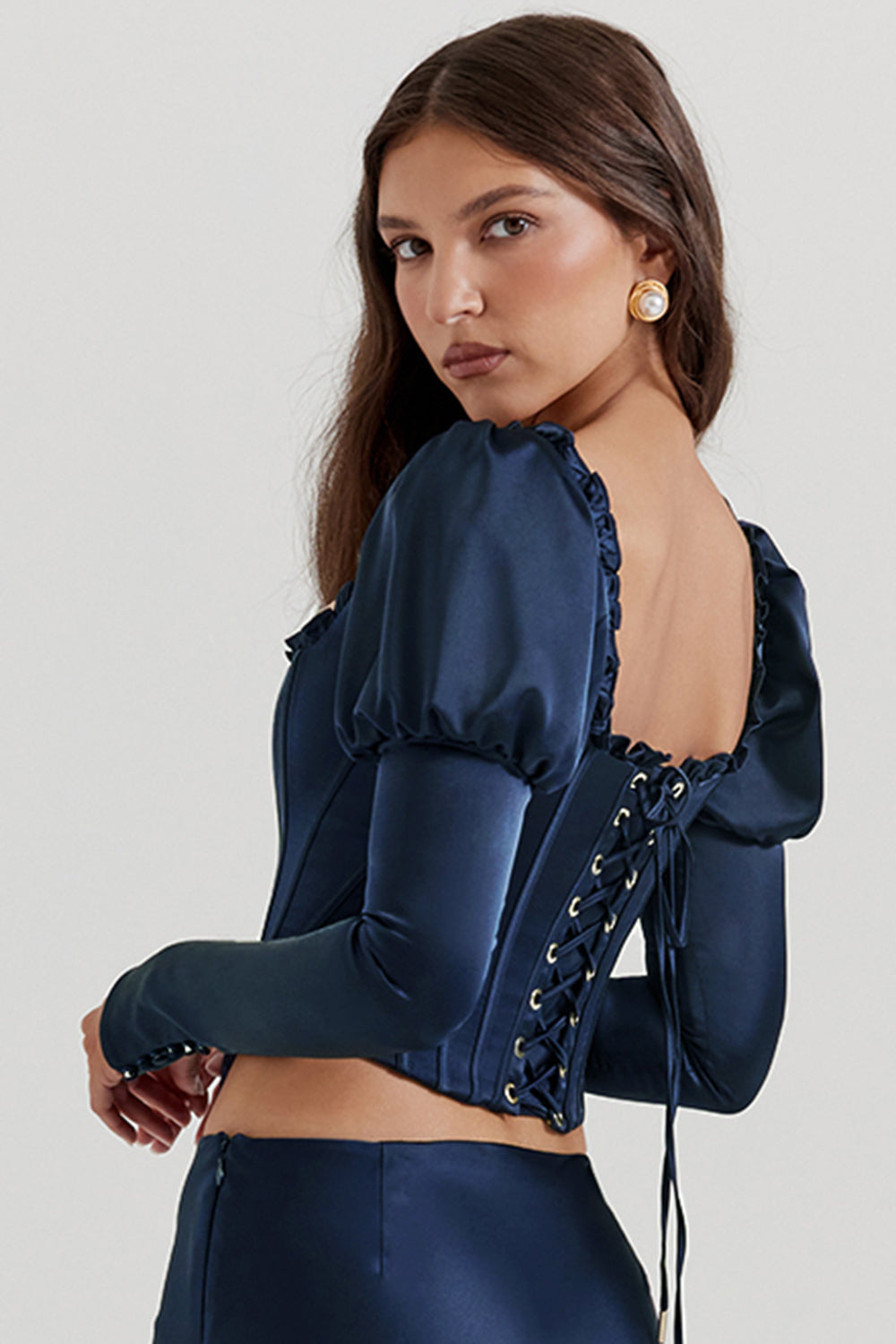 Corsetto blu navy con maniche a sbuffo e maxi gonna in raso con taglio in sbieco