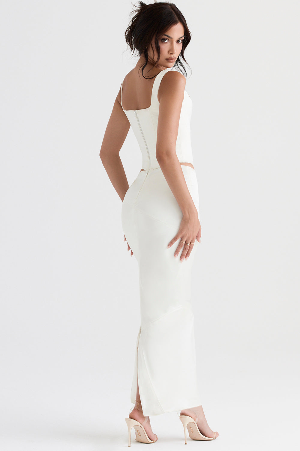 Corsetto lungo in raso avorio con gonna midi dal taglio diagonale