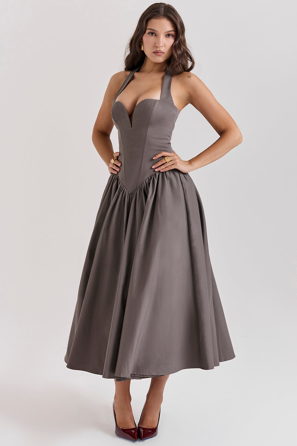 Abito midi con scollo all'americana
