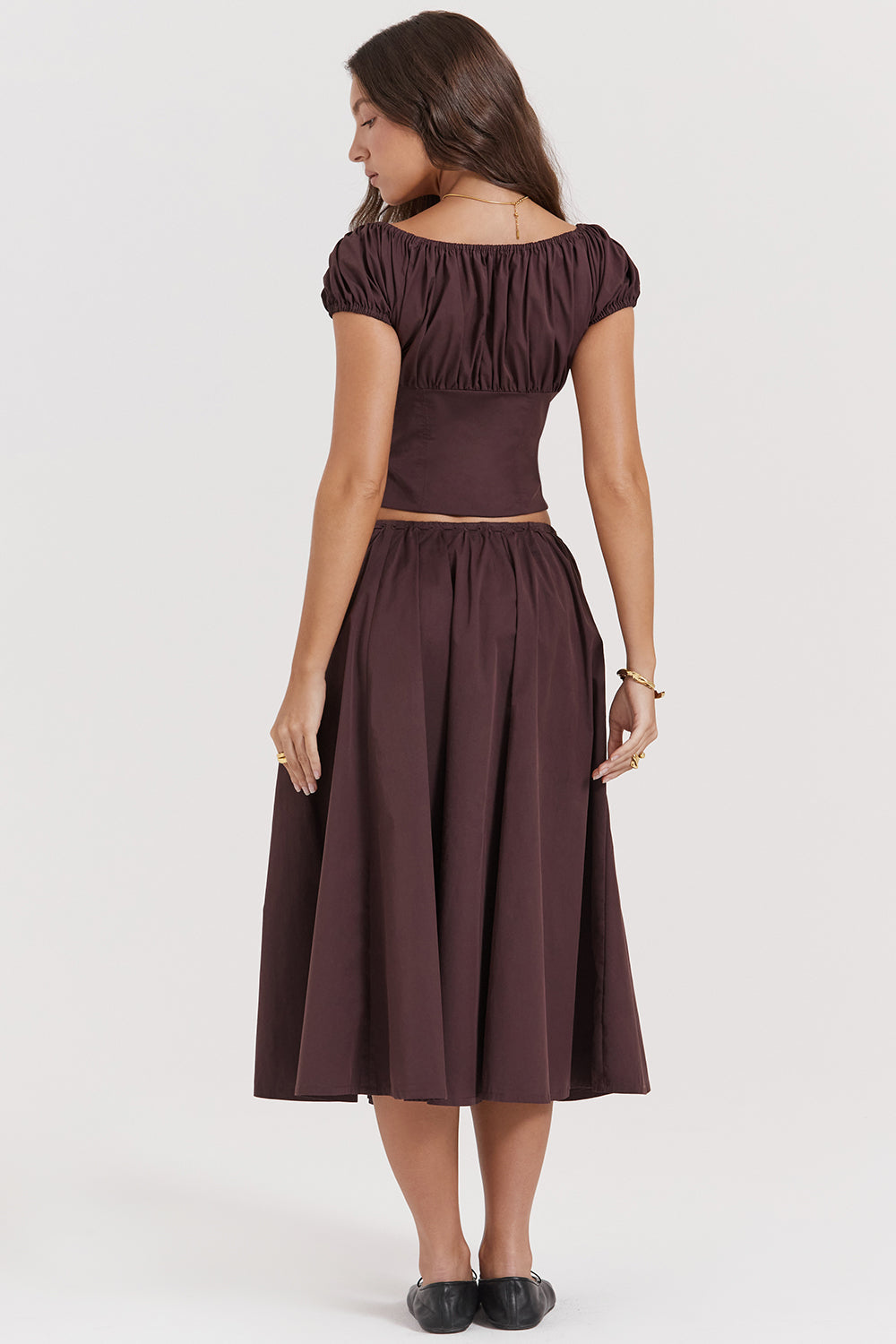 Top con volant in marrone scuro e gonna midi con volant