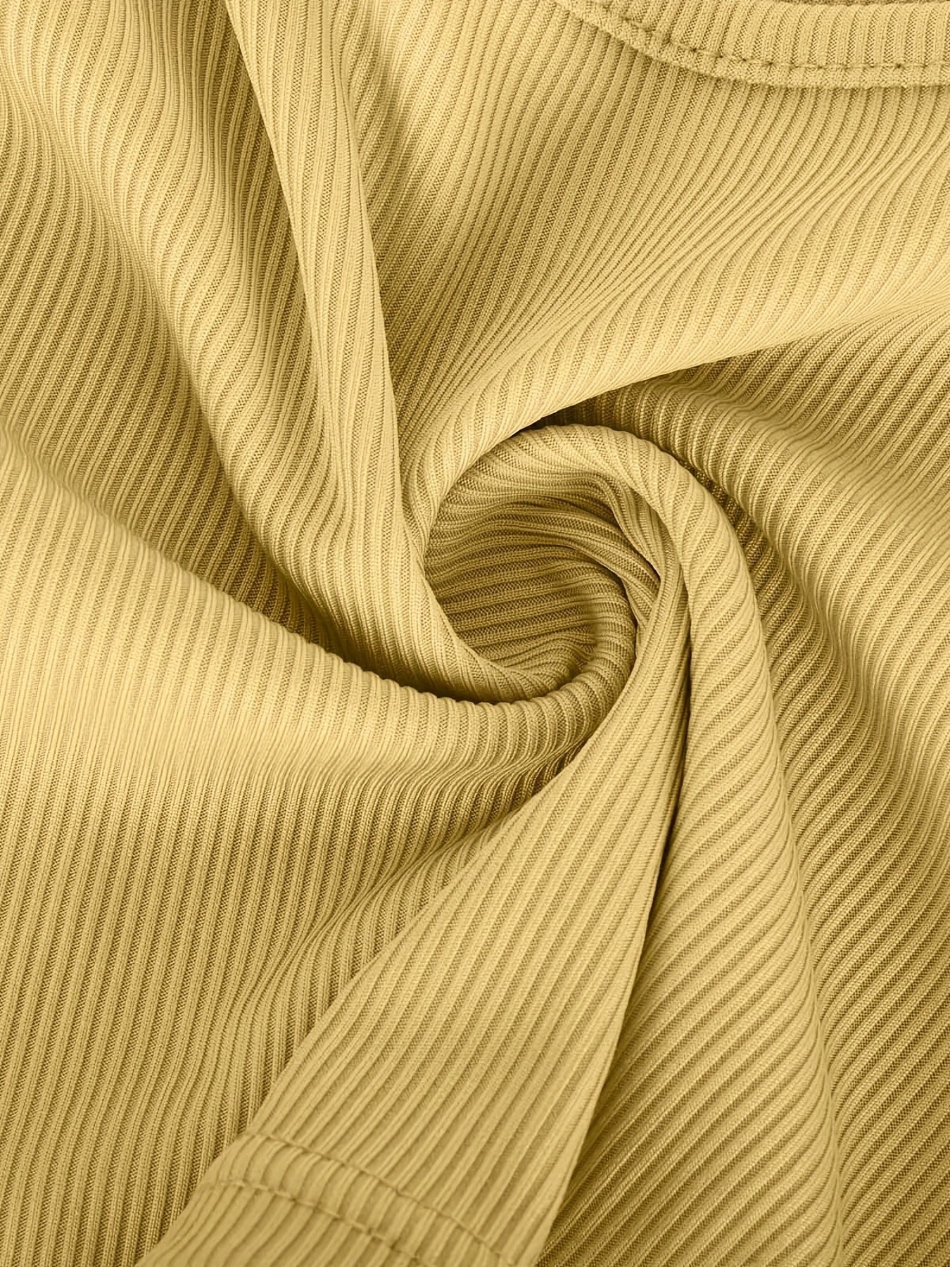 Top corto con scollo quadrato e gonna aderente con spacco