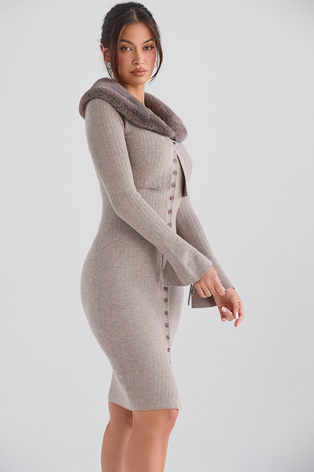 Cardigan beige in cashmere con gonna midi in maglia color cammello