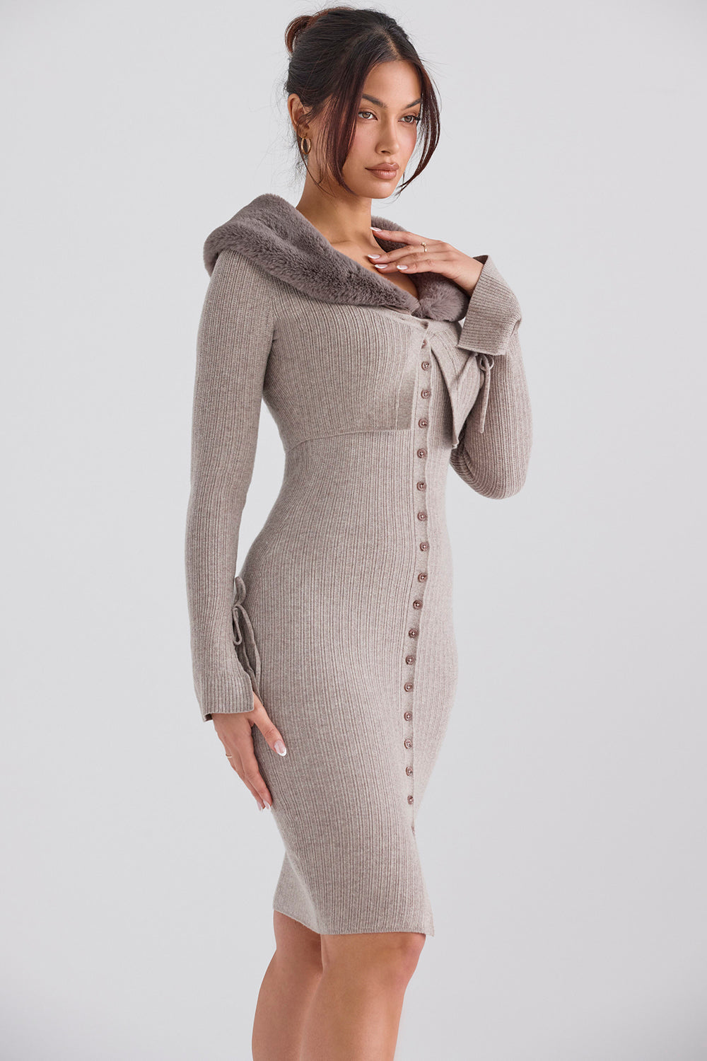 Cardigan beige in cashmere con gonna midi in maglia color cammello