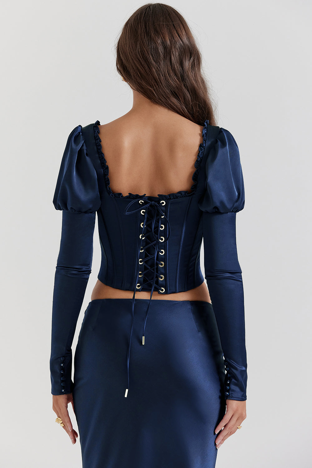 Corsetto blu navy con maniche a sbuffo e maxi gonna in raso con taglio in sbieco