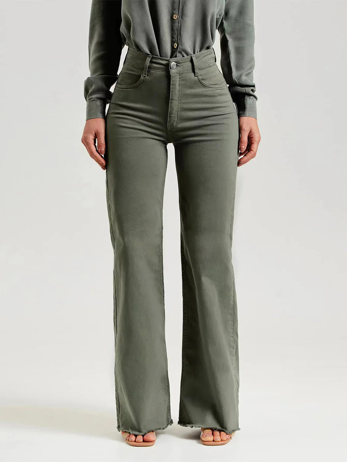 Pantaloni svasati sfrangiati