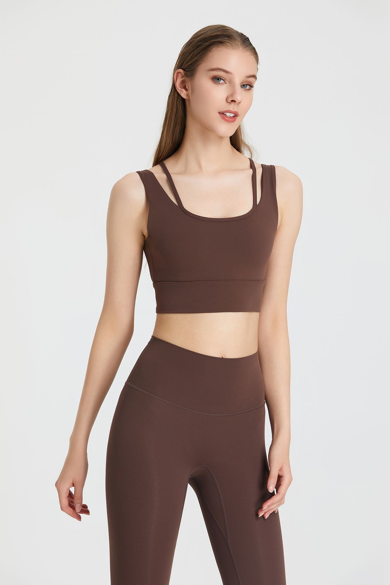Reggiseno sportivo con profondo scollo a V e schiena scoperta