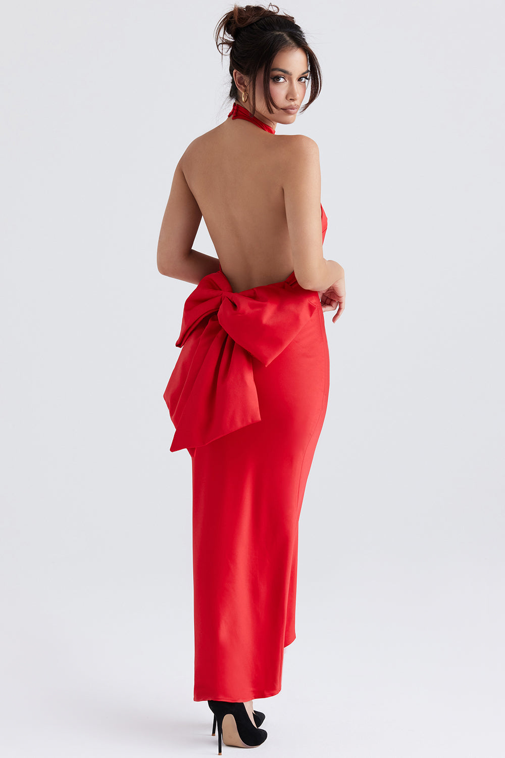 Abito con scollo all'americana con fiocco rosso