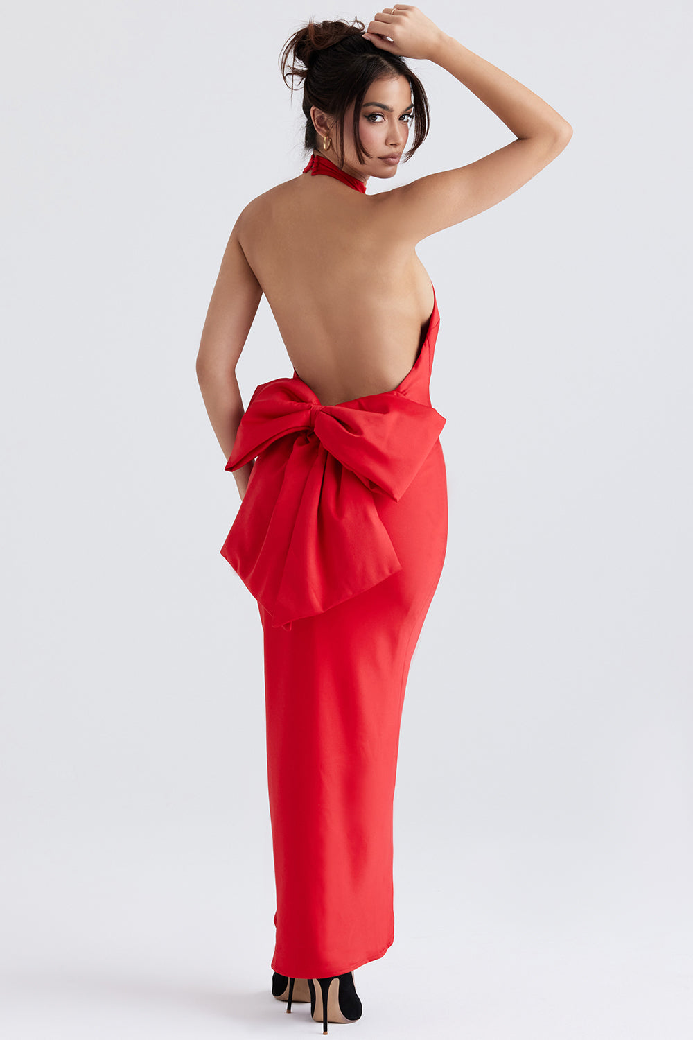 Abito con scollo all'americana con fiocco rosso