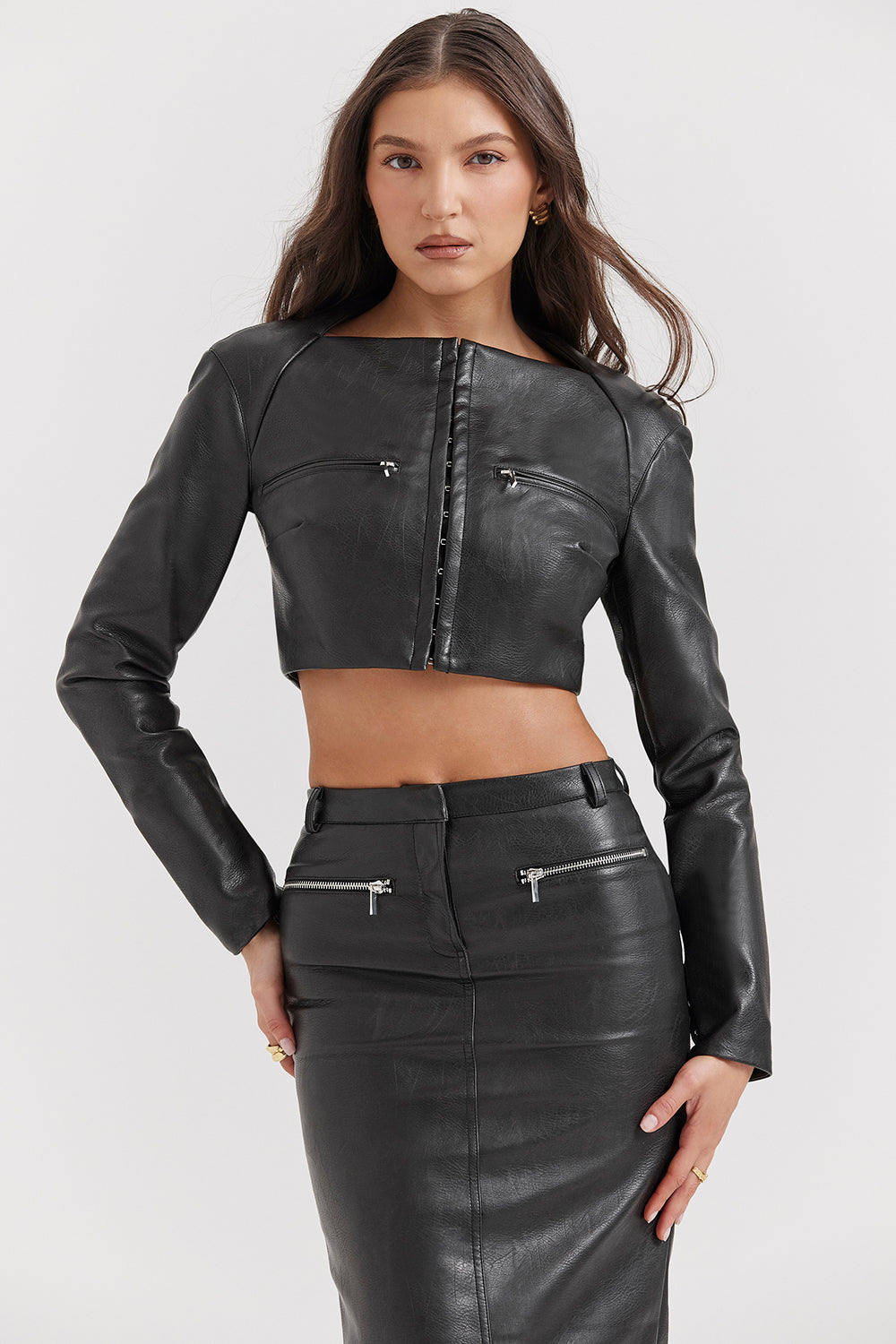 Top cropped in pelle vegana con maxi gonna