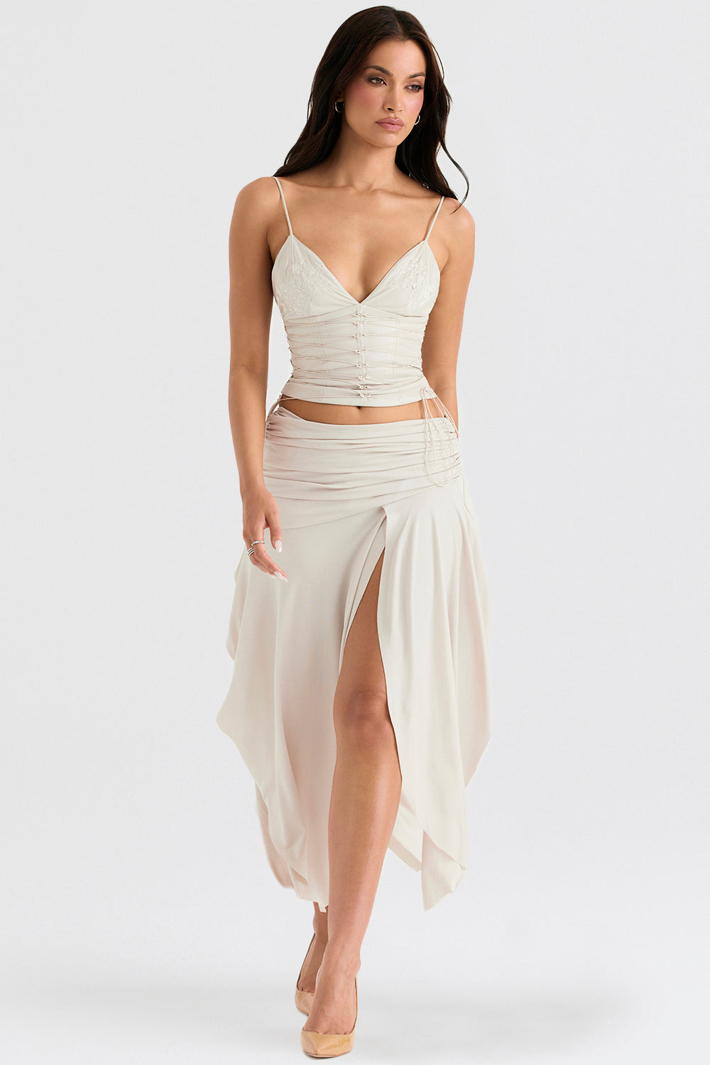 Corsetto in pelle vegana bianca con gonna midi drappeggiata