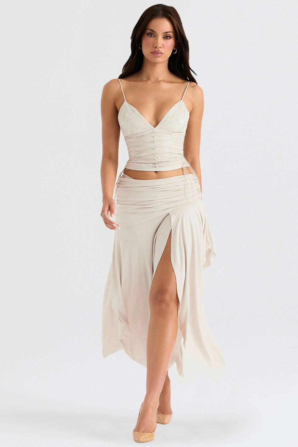 Corsetto in pelle vegana bianca con gonna midi drappeggiata