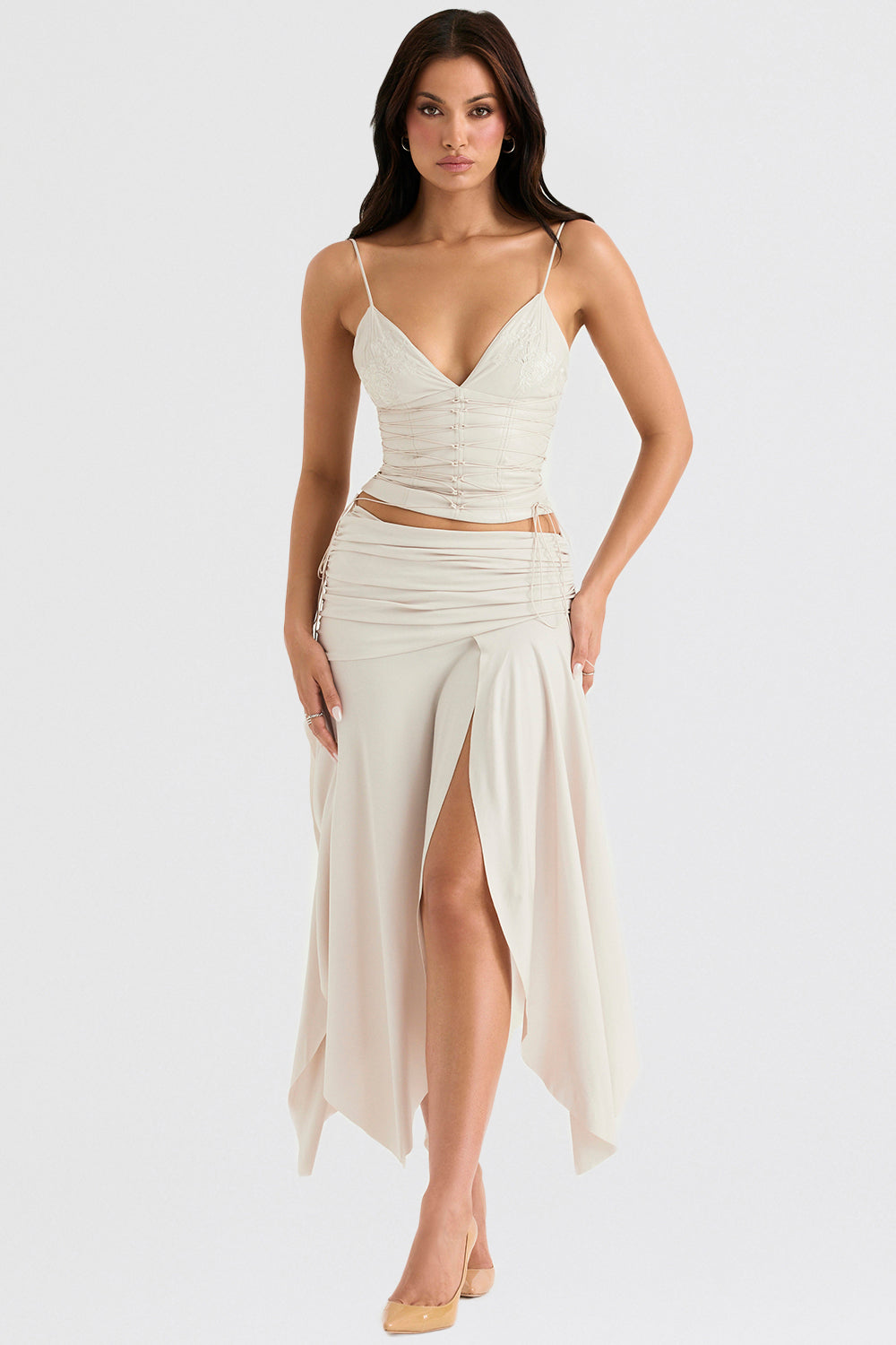 Corsetto in pelle vegana bianca con gonna midi drappeggiata