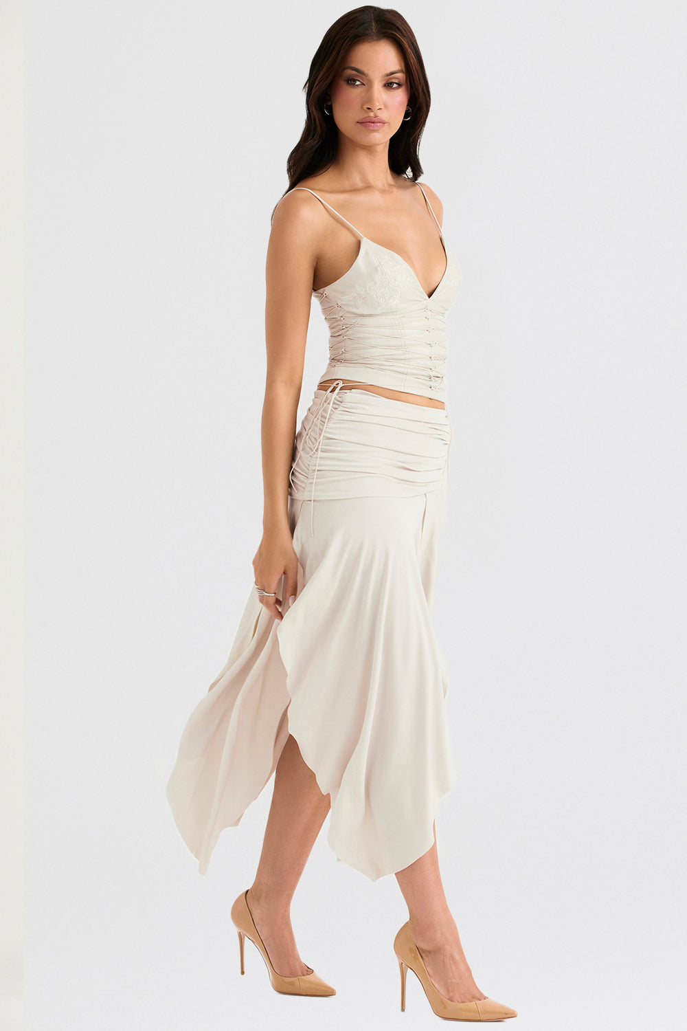 Corsetto in pelle vegana bianca con gonna midi drappeggiata