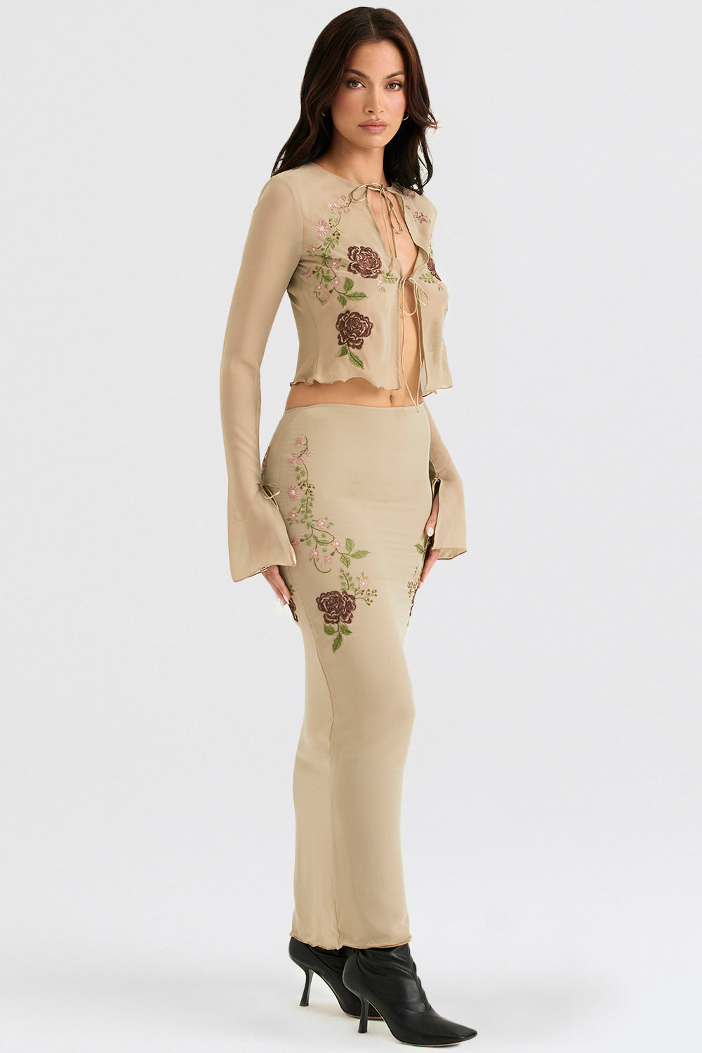Top carciofo con fiocco floreale sul davanti e maxi gonna