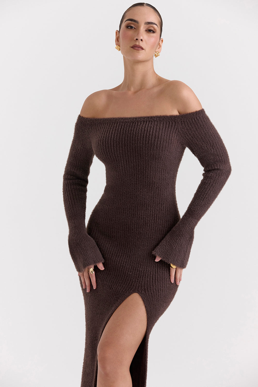 Abito in maglia espresso con spalle scoperte