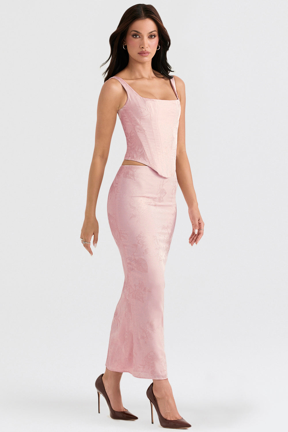 Corsetto lungo in raso floreale rosa con gonna midi