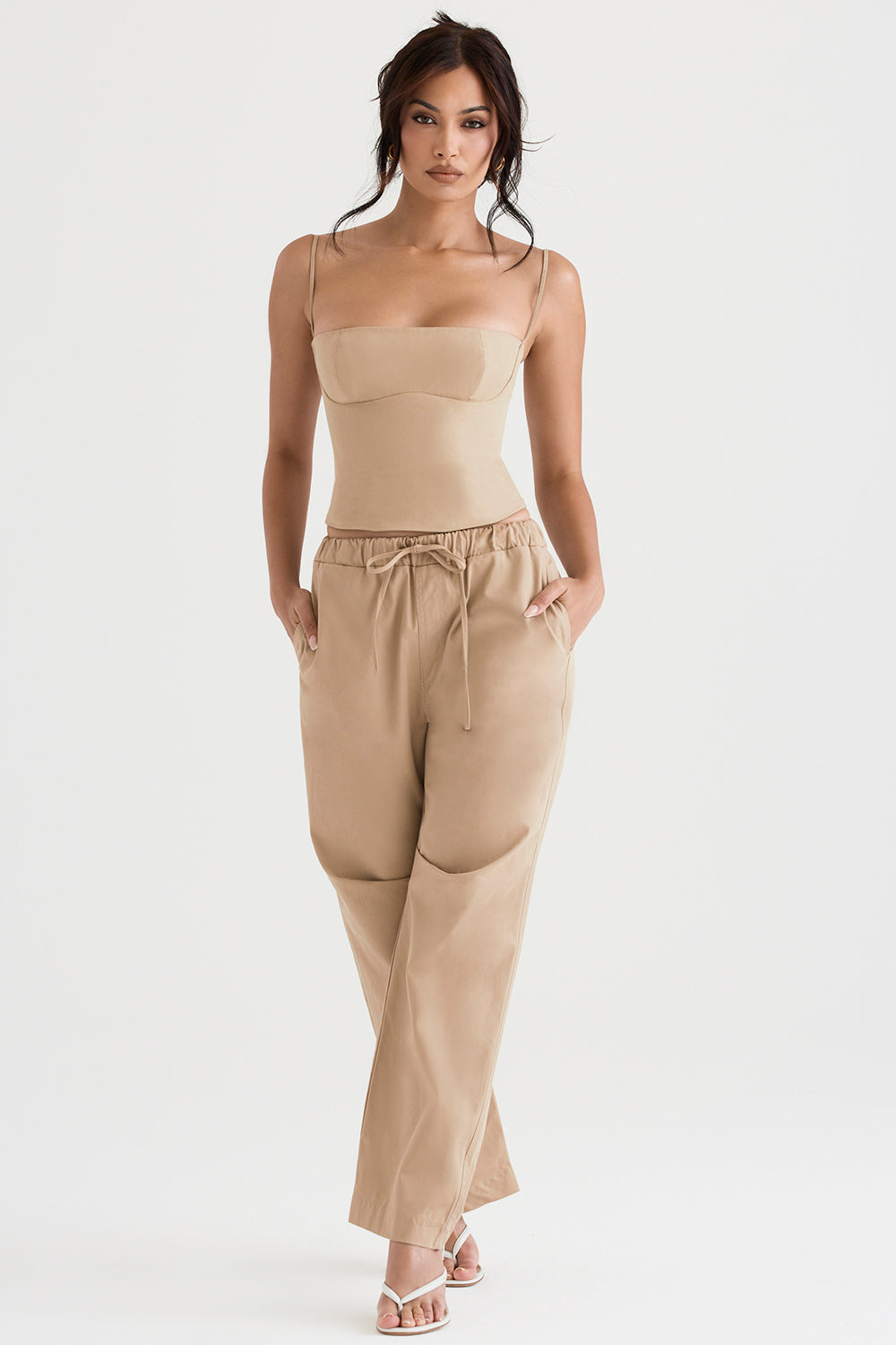 Corsetto strutturato color cammello con pantaloni cargo