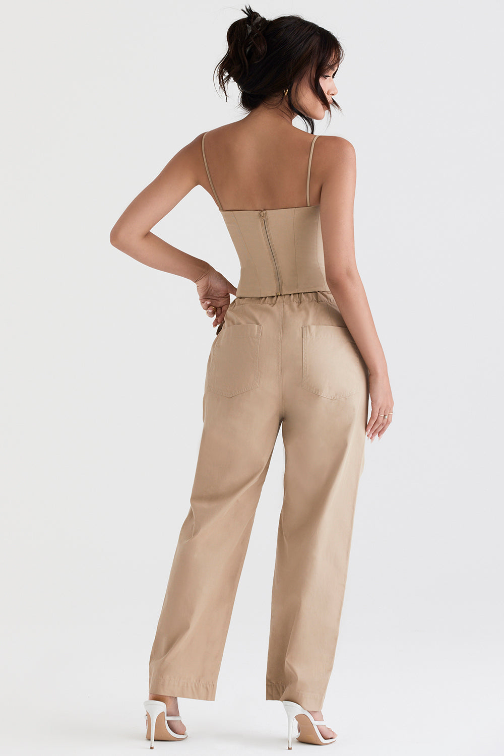 Corsetto strutturato color cammello con pantaloni cargo
