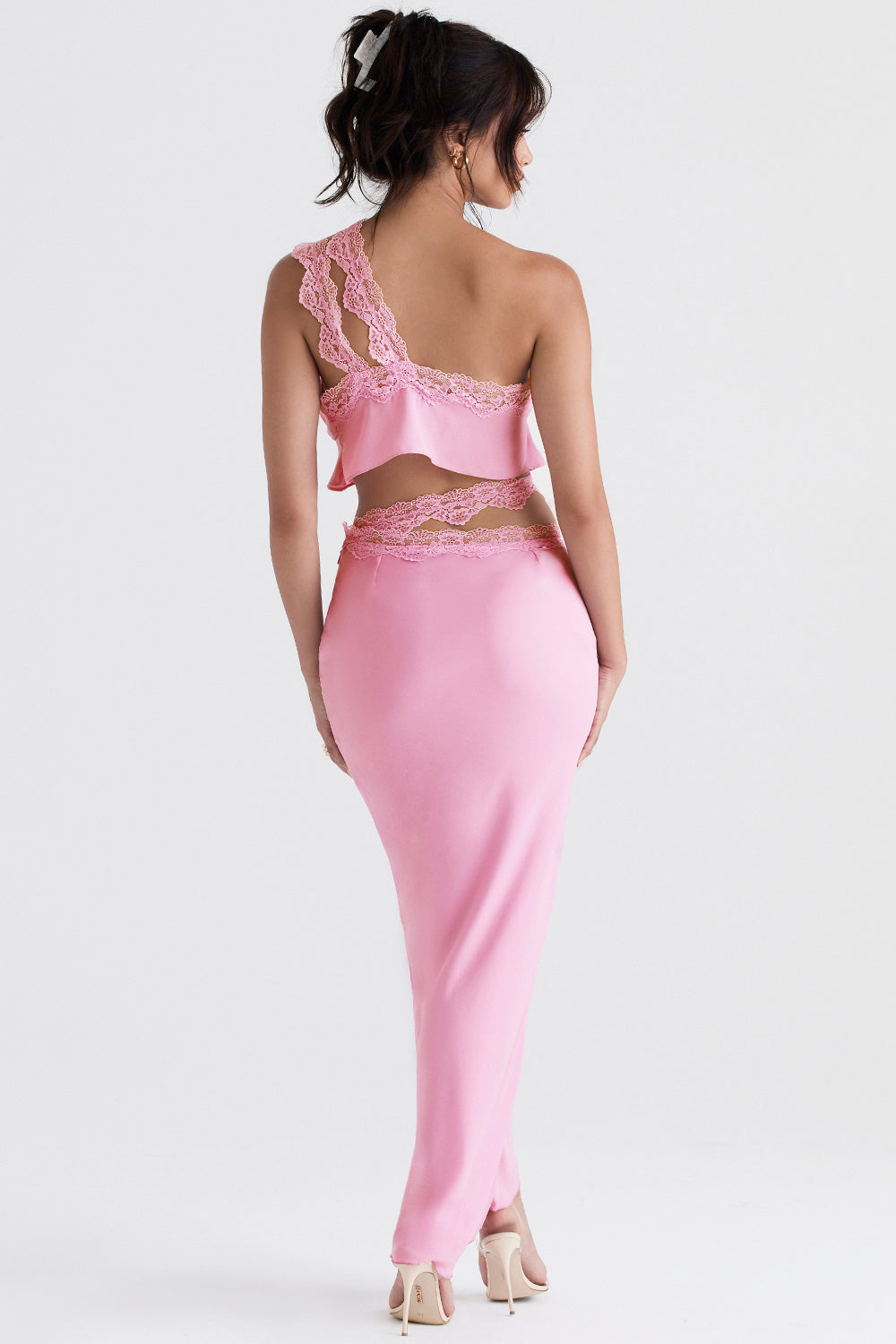Top corto rosa arioso con maxi gonna con bordo in pizzo