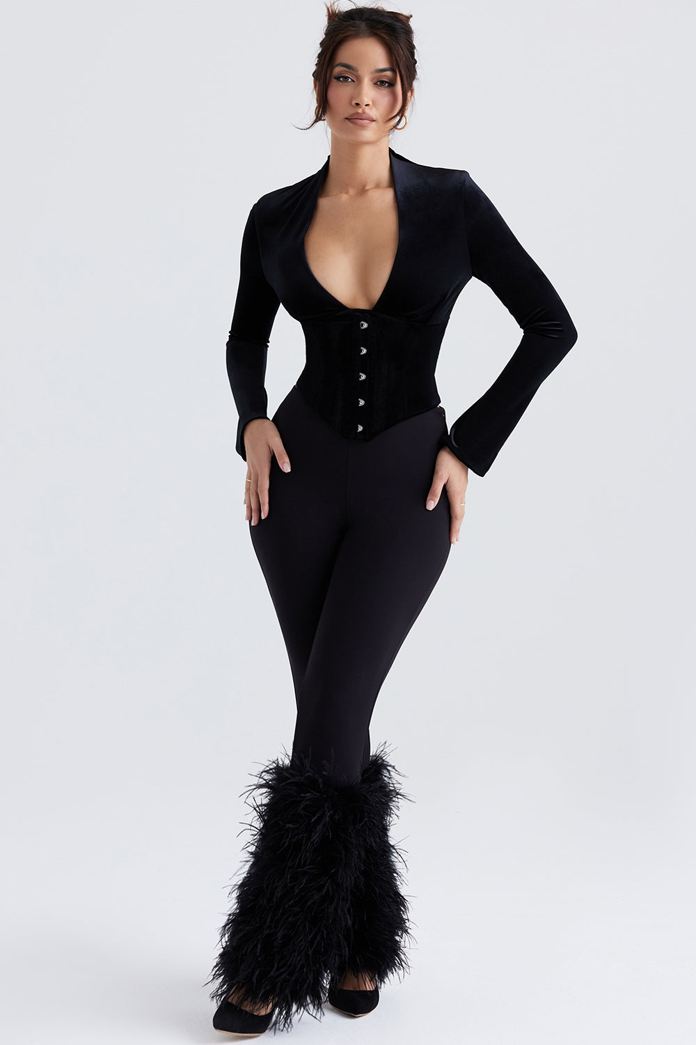 Corsetto di velluto nero con pantaloni cropped