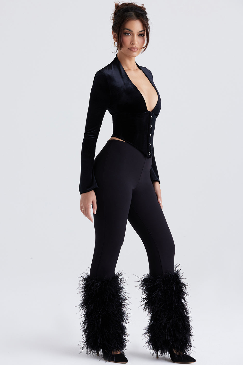 Corsetto di velluto nero con pantaloni cropped