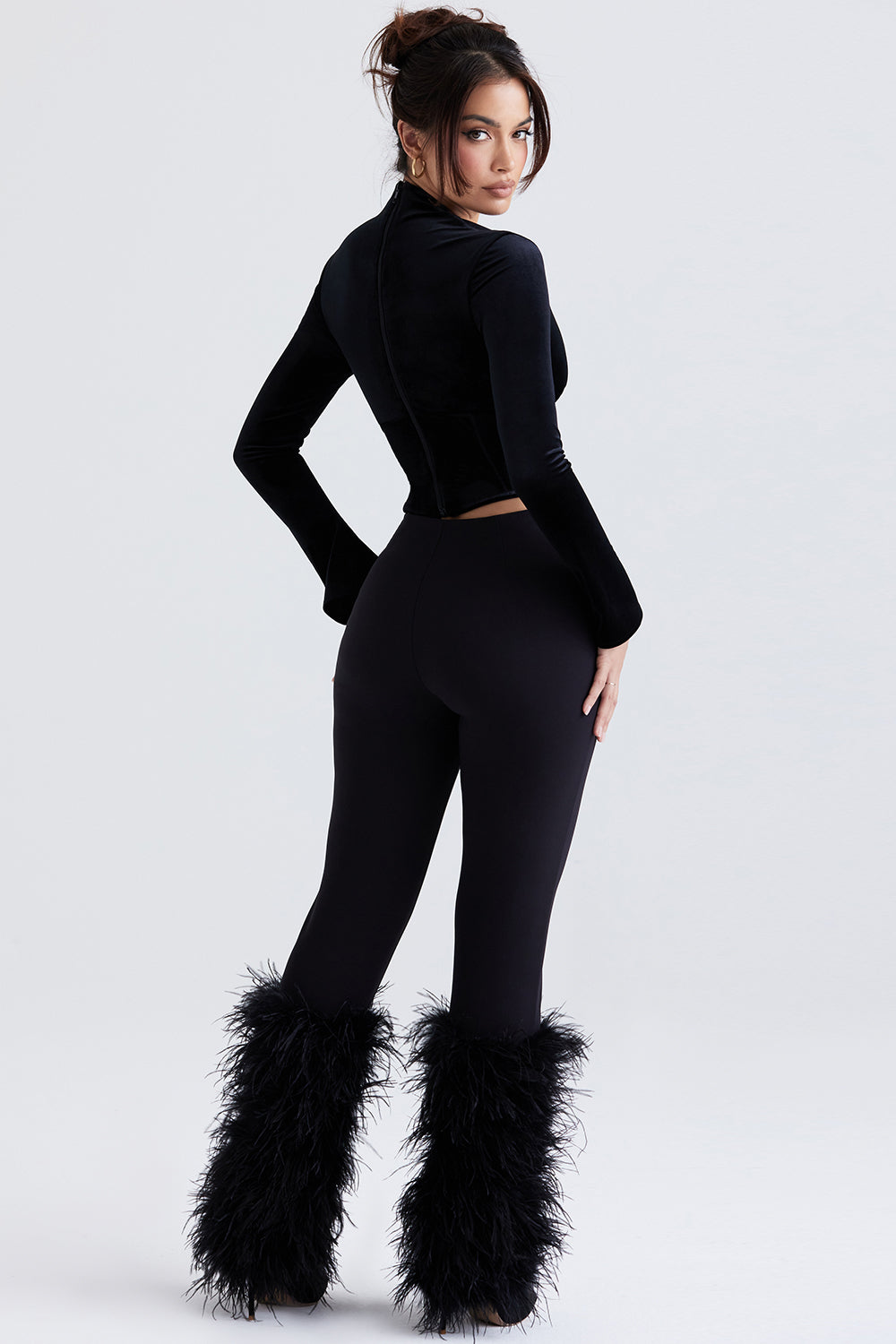 Corsetto di velluto nero con pantaloni cropped
