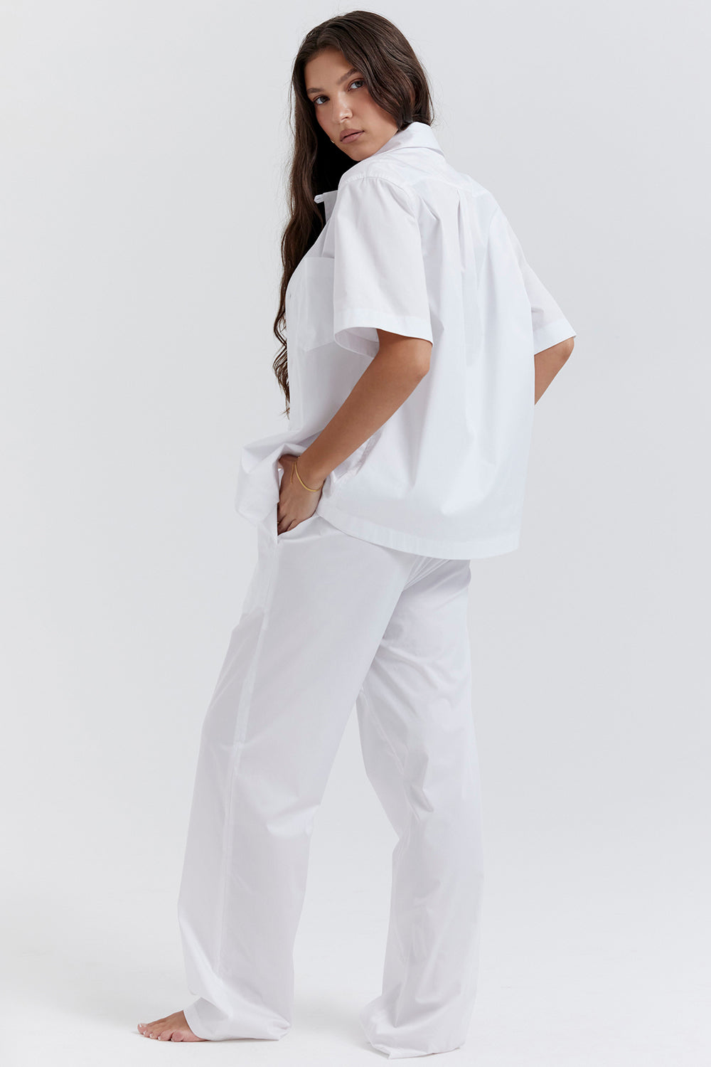 Camicia bianca oversize con pantaloni dalla vestibilit? comoda