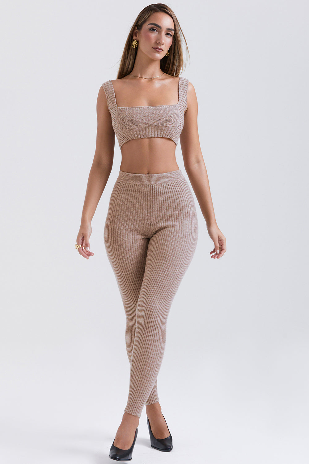 Cardigan Barley a grana grossa realizzato in lana naturale con bralette e leggings