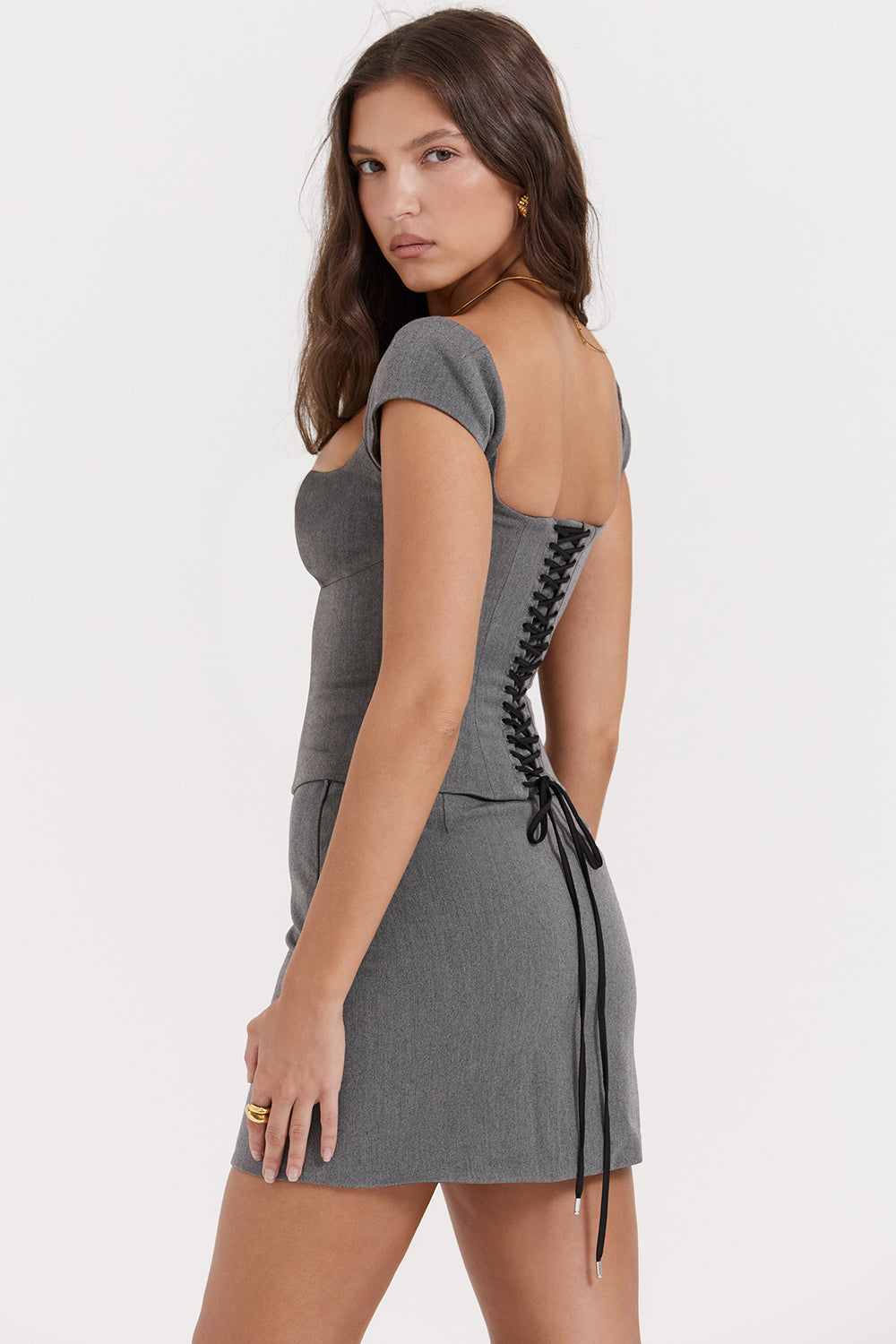 Corsetto grigio con pizzo sul retro e minigonna a trapezio