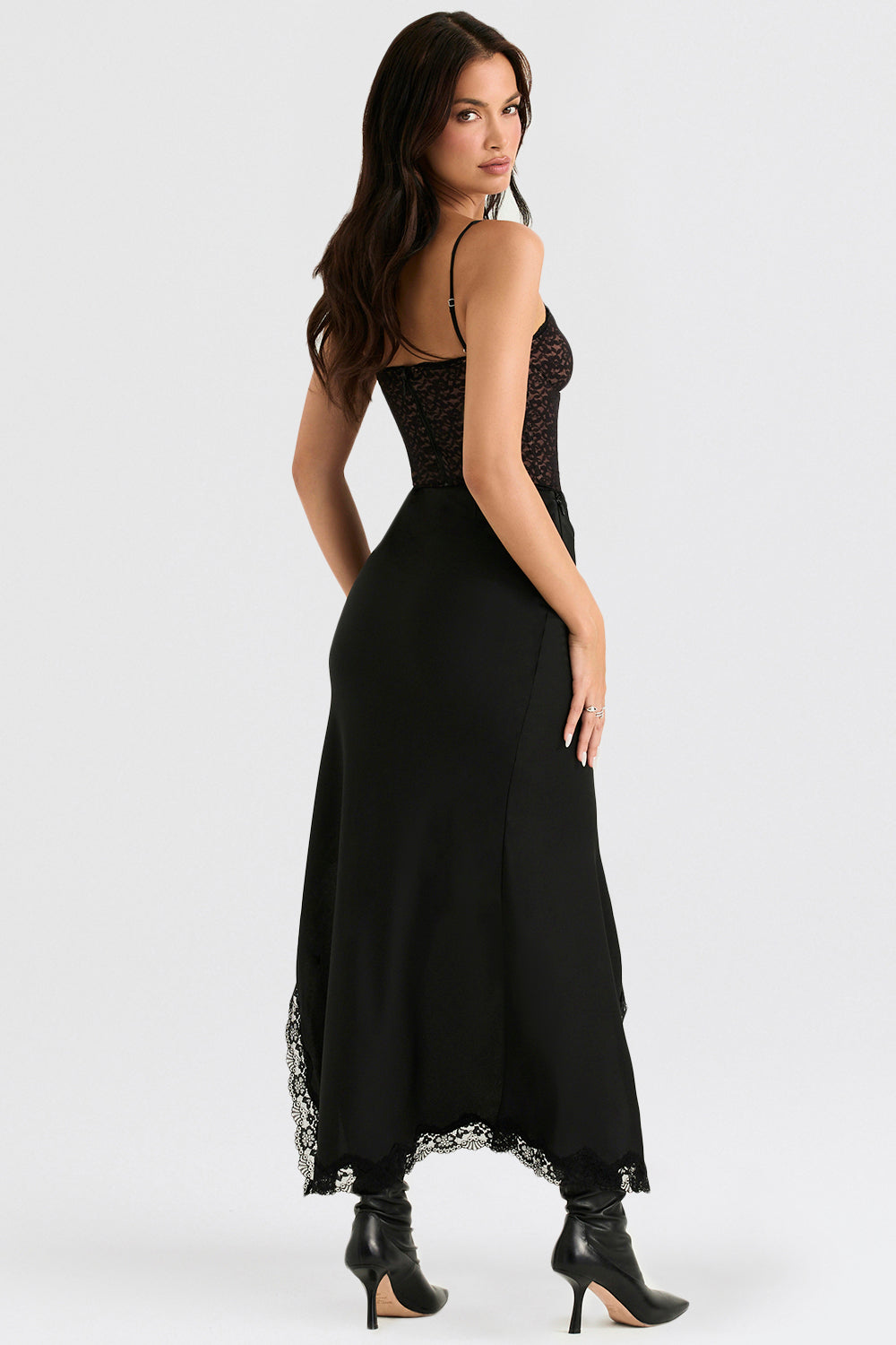Corsetto in pizzo nero con gonna midi in raso