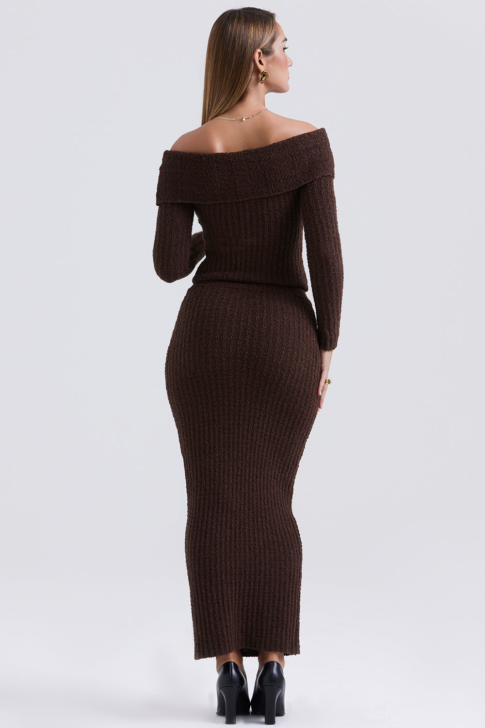 Top in morbida maglia bouclé color cioccolato con maxi gonna in cotone