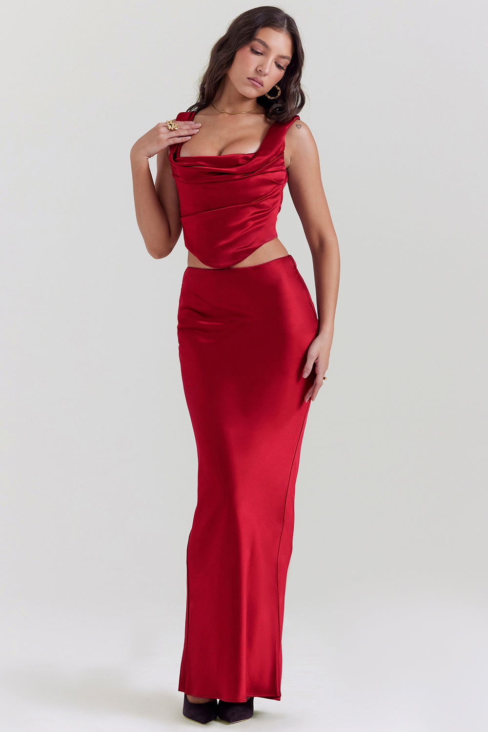 Set composto da corsetto rosso rubino con retro in pizzo e maxi gonna in raso dal taglio diagonale