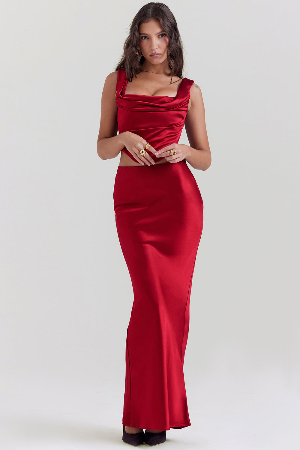 Set composto da corsetto rosso rubino con retro in pizzo e maxi gonna in raso dal taglio diagonale