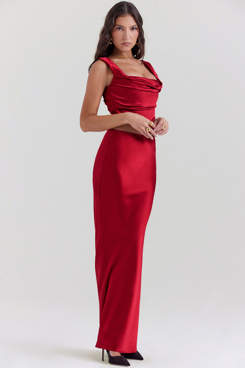 Set composto da corsetto rosso rubino con retro in pizzo e maxi gonna in raso dal taglio diagonale