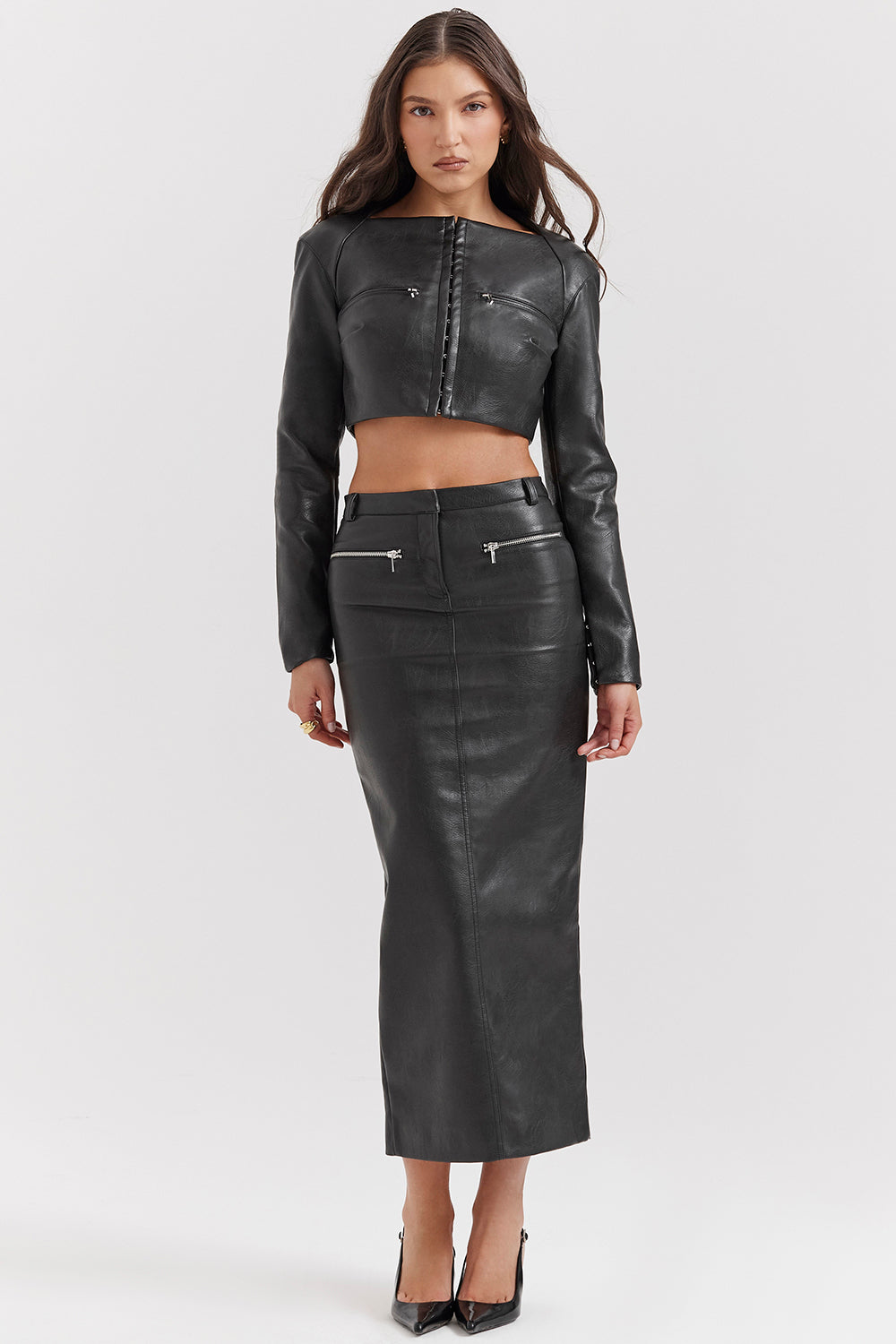 Top cropped in pelle vegana con maxi gonna