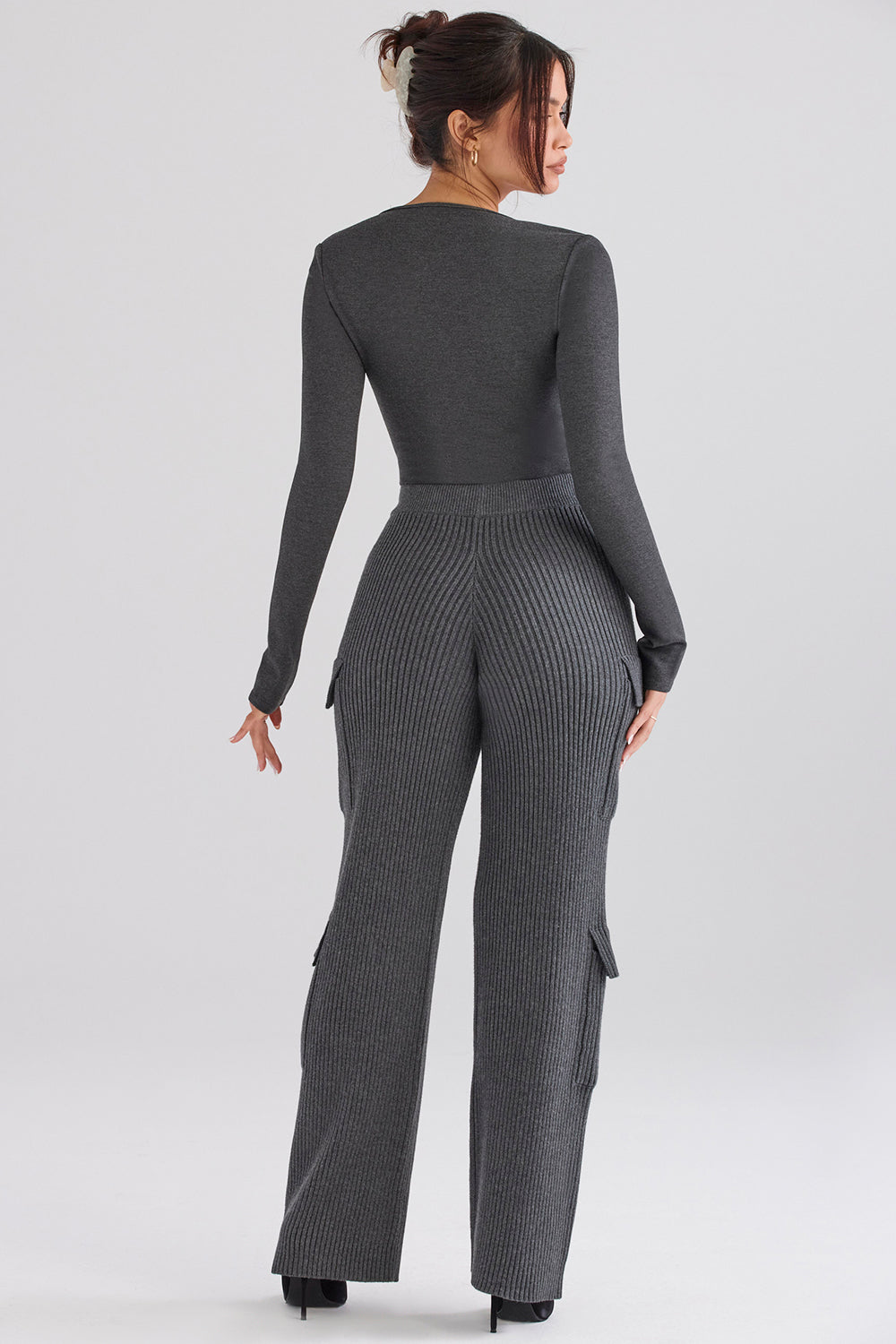 Body grigio scuro con pantaloni cargo a coste antracite