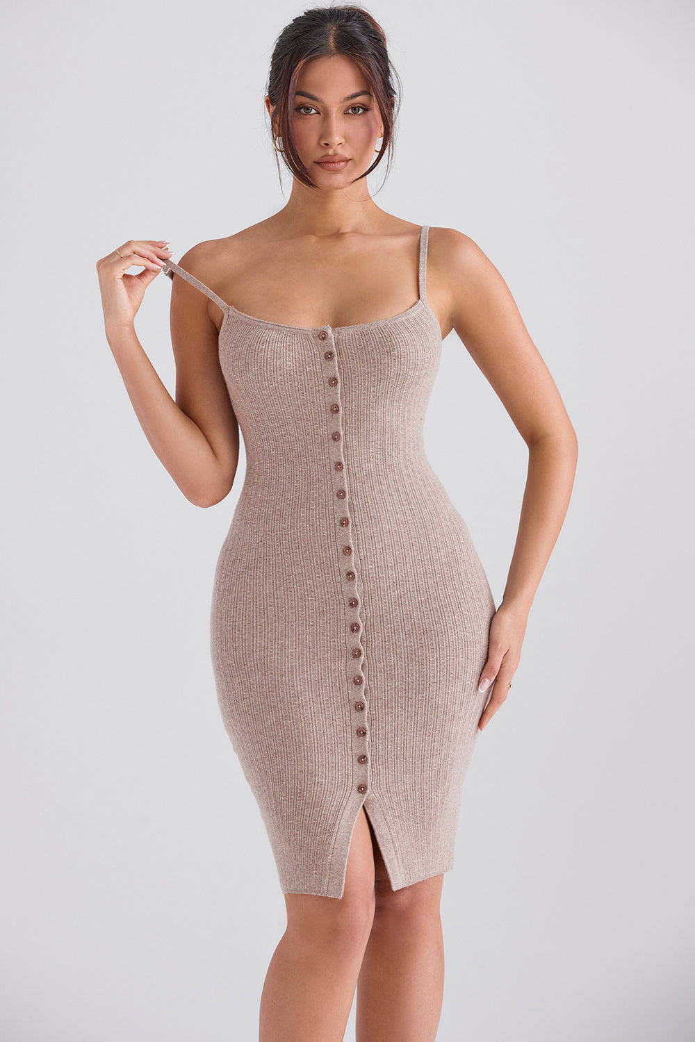 Cardigan beige in cashmere con gonna midi in maglia color cammello