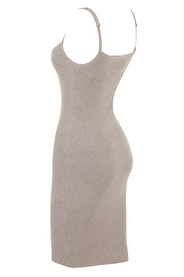Cardigan beige in cashmere con gonna midi in maglia color cammello