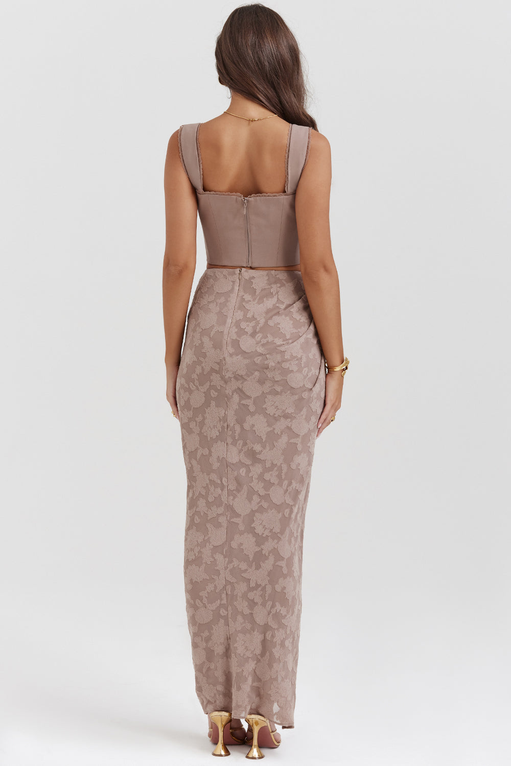 Corsetto in pizzo a fungo e maxi gonna