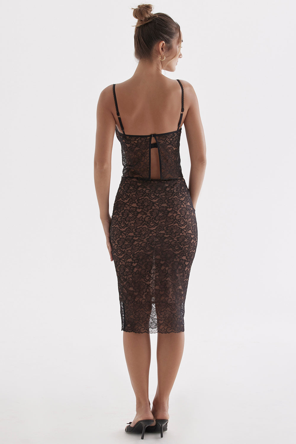 Canottiera in pizzo nero con gonna midi